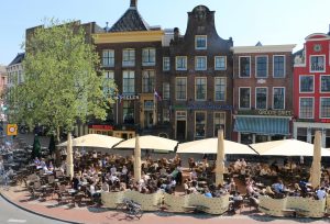 Het terras van de Drie Gezusters in Groningen