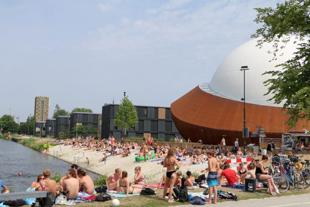 Groningen is een studentenstad. Dat zie je hier op het stadsstrand.