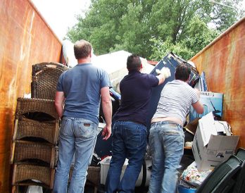 Milieustraat Groningen: buren ruimen samen hun volle zolders op