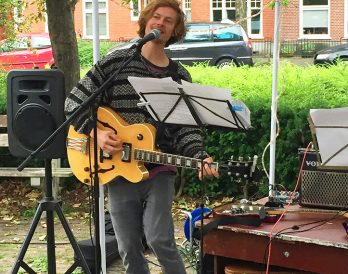Grillen en muziek luisteren voor een betere buurt