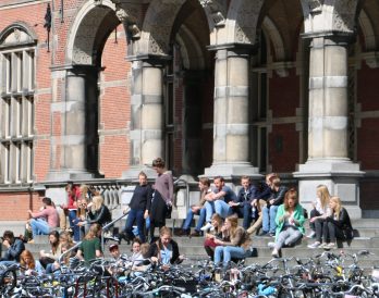 Factcheck: verdienen afgestudeerden in de Randstad meer dan hier?