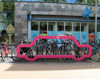 Op een parkeerplek van één auto passen tien fietsen